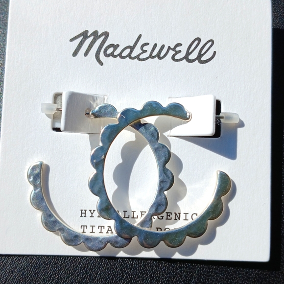 ❤️Madewell❤️Light Silver Beautiful Scalloped Hoops 💥Mermaid Vibe💥 - Picture 2 of 5